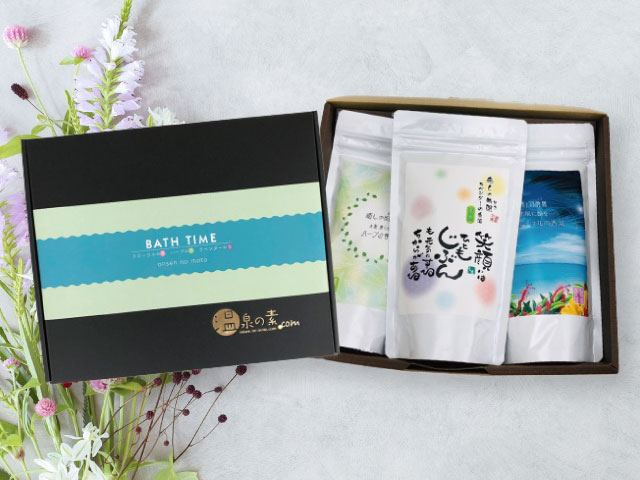 自宅で温泉気分を楽しむ様子とギフト利用シーンの写真